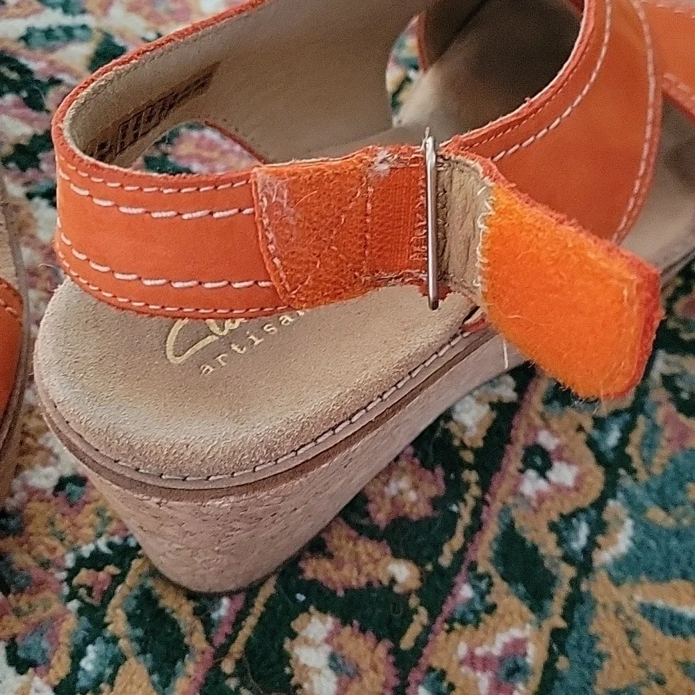 Clarks Genuine Leather Wedge Sandal w Velcro Strap - Picture 3 of 8